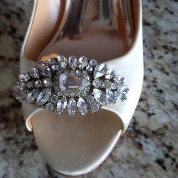 Size 9 Badgley Mischka Jeweled Cream Satin pumps. - Picture 3 of 6